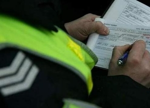 policjant wypisujący mandat