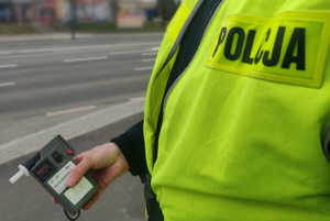 policjant z alkomatem w ręku