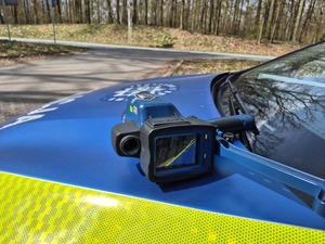 laserowy miernik prędkości leżący na masce radiowozu