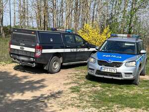 radiowóz i wóz patrolu saperskiego