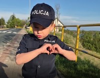 chłopiec przebrany za policjanta