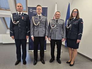 zdjęcie grupowe policjantów biorących udział w uroczystej zbiórce