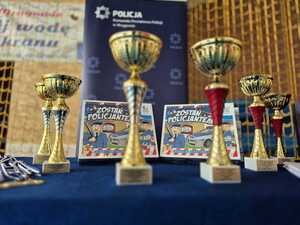 puchary, w tle gra Zostań Policjantem