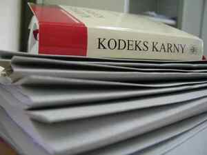 kodeks karny leżący na aktach