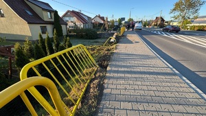 z lewej strony widać żółte barierki ochronne w tle widać rozbity w rowie samochód osobowy, za nim na drodze stoi radiowóz policyjny