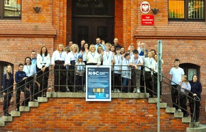 policjanci i pracownicy sądu przed budynkiem sądu