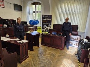 policjant i policjantka na sali rozpraw