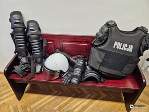 policyjny sprzęt na ławce