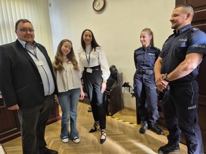 na sali stoją 3 osoby cywilne, policjant i policjantka