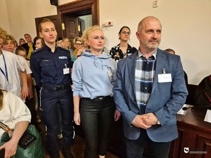 policjantka i stojące osoby cywilne