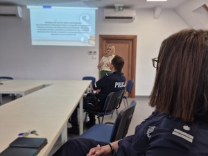 siedzący na sali policjanci i stojąca przed nimi Sędzia Sądu Rejonowego w Mrągowie