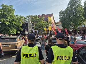 policjanci obserwują ceremonię startu