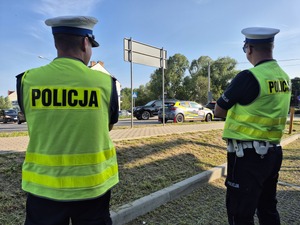 policjanci ruchu drogowego obserwują ruch drogowy
