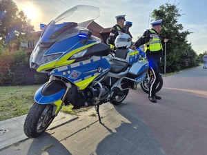 policjanci stoją przy motocyklach