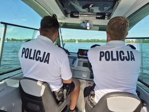 2 policjantów siedzi w łodzi policyjnej