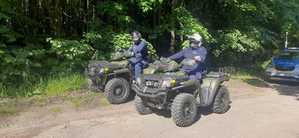 dwóch policjantów siedzących na policyjnych quadach