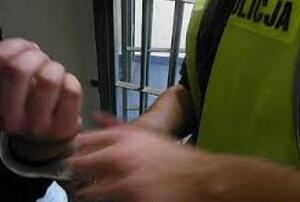 policjant zakładający kajdanki na ręce