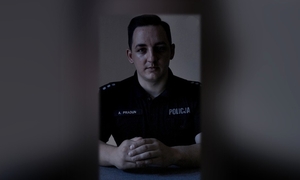 policjant siedzący za stołem