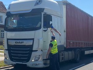 policjant sprawdzający trzeźwość kierowcy tira