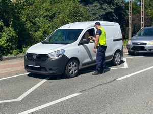 policjant sprawdzający trzeźwość kierowcy busa