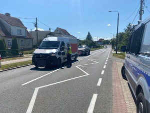 policjant sprawdzający trzeźwość kierowcy busa
