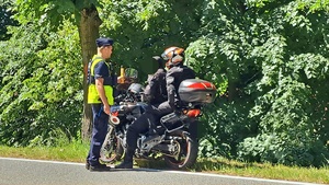 policjant sprawdzający trzeźwość kierowcy motocykla