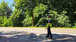 policjant zatrzymujący samochód osobowy