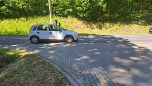 policjant ruchu drogowego zatrzymujący pojazd do kontroli