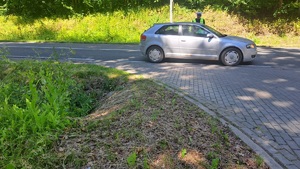 policjant ruchu drogowego zatrzymujący pojazd do kontroli
