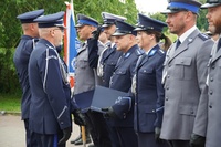Komendant wręczający akty mianowania policjantom