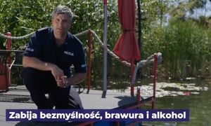 policjant klęczący nad wodą na pomoście i napisy zabija bezmyślność, brawura, alkohol