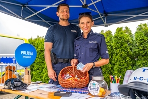 policjant i policjantka podczas festynu