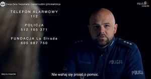 z prawej strony policjant z lewej napis telefon alarmowy 112 Policja 512 105 371 Fundacja La Strada 605 687 750