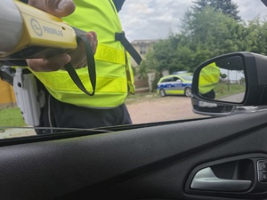policjant z alkomatem w ręku