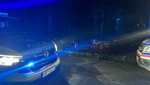nocą przód radiowozu a w głębi widać w rowie samochód