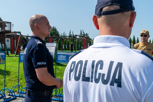 Komendant i stojący obok niego policjant