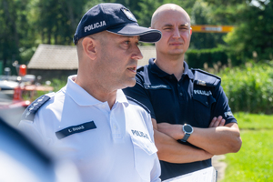 policjant a w tle komendant