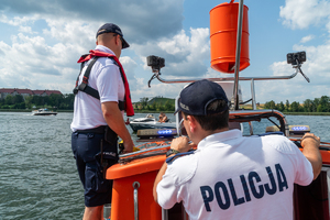 policjanci na łodzi