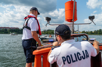policjanci na łodzi