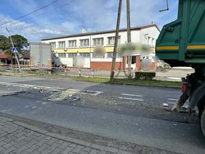 Ciężarówka, która uderzyła w budynek, a z prawej strony widać tył innej ciężarówki