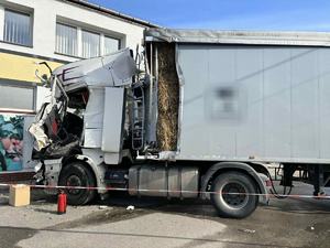 ciężarówka rozbitą kabiną, która uderzyła w budynek