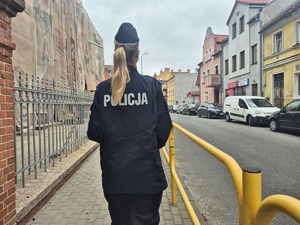 policjantka idąca w kierunku szkoły