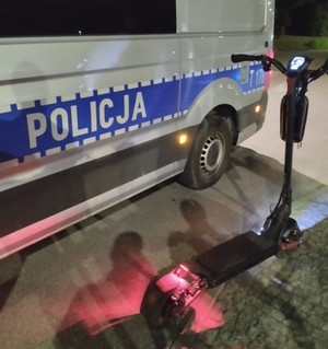 radiowóz i stojąca przy nim hulajnoga