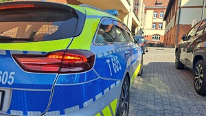 radiowóz stojący przy szkole