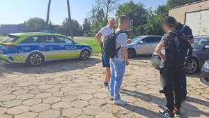 policjant rozmawiający z 2 chłopcami