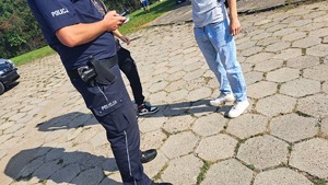 policjant i 2 osoby