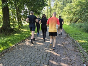 osoby biegnące alejką