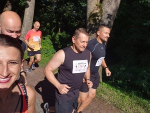 osoby biegnące alejką