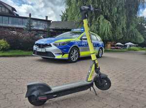 hulajnoga w tle radiowóz