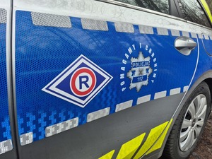 bok radiowozu z logo ruchu drogowego i napis pomagamy i chronimy